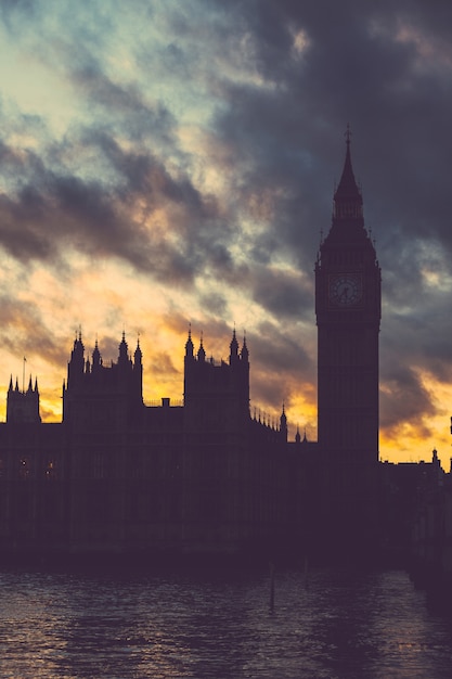 Westminster Palace und Big Ben in London bei Sonnenuntergang