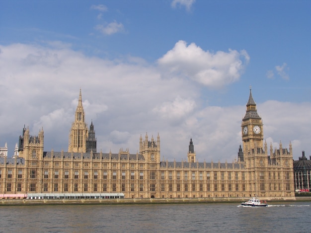 Westminster-Palast mit der Turmglocke namens Big Ben an einem sonnigen Tag.