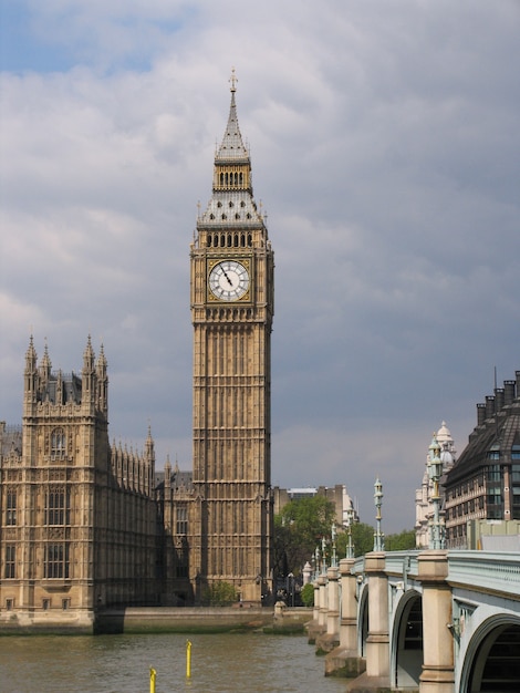 Westminster-Palast mit der Turmglocke namens Big Ben an einem sonnigen Tag.