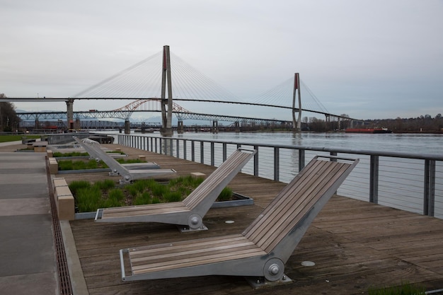 Westminster Pier Park Bild, das an einem bewölkten Abend im Großraum Vancouver aufgenommen wurde