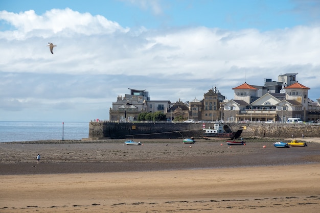 WESTON SUPERMARE, DEVON, UK - 18. AUGUST: Blick auf die Strandpromenade in Weston Supermare, Devon am 18. August 2021. Nicht identifizierte Personen