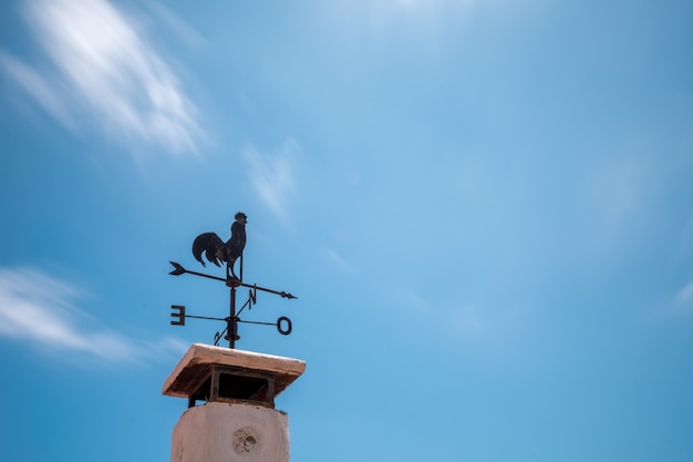 Wetterfahne auf einem Schornstein