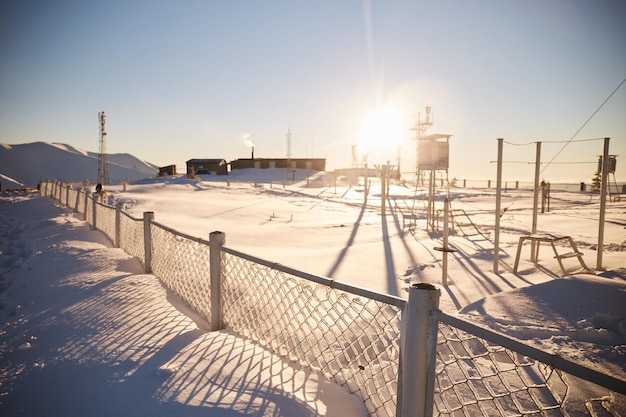 Wetterstation am Gebirge Sonniger Tag Winterwanderwege in den Karpaten Borzhava Ukraine