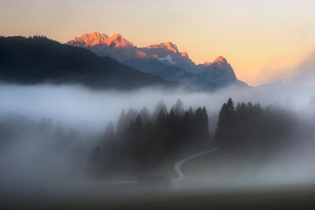 Wetterstein mountain view durante la mañana de otoño Alpes bávaros Baviera Alemania