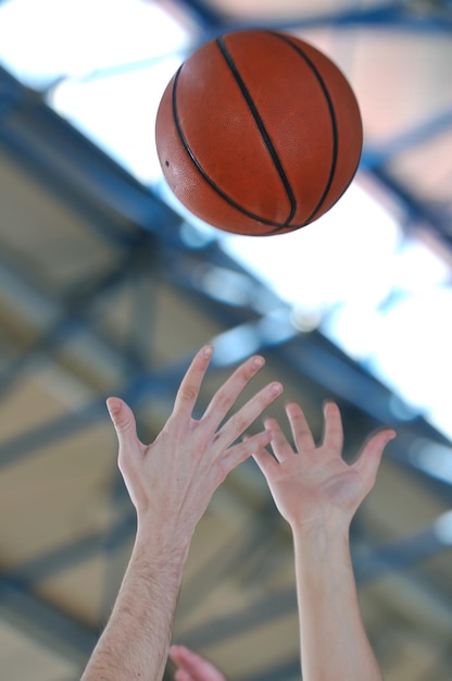 Wettkampfkonzept mit Leuten, die in der Schulturnhalle Basketball spielen