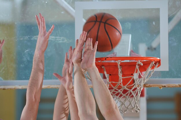 Wettkampfkonzept mit Leuten, die in der Schulturnhalle Basketball spielen