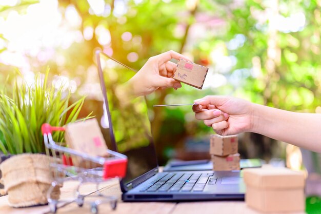 Foto wfh: compras en línea para empresas emergentes y pymes y entrega de correo. quédate en casa mantente a salvo. distanciamiento social y distanciamiento físico. en respuesta a la pandemia de covid-19.