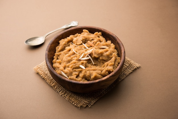 Wheat Laapsi, Lapsi, Shira, Halwa es un plato dulce indio hecho de trigo partido o trozos de Daliya y ghee junto con nueces, pasas y frutos secos. Es una comida sana.