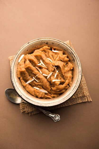 Wheat Laapsi, Lapsi, Shira, Halwa es un plato dulce indio hecho de trigo partido o trozos de Daliya y ghee junto con nueces, pasas y frutos secos. Es una comida sana.