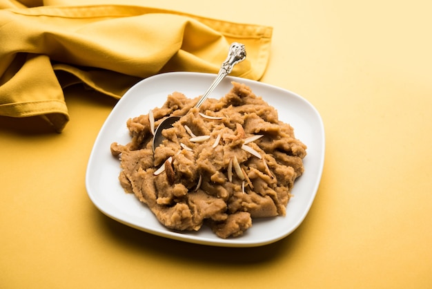 Wheat Laapsi, Lapsi, Shira, Halwa es un plato dulce indio hecho de trigo partido o trozos de Daliya y ghee junto con nueces, pasas y frutos secos. Es una comida sana.