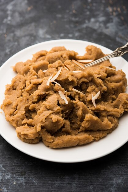 Wheat Laapsi, Lapsi, Shira, Halwa es un plato dulce indio hecho de trigo partido o trozos de Daliya y ghee junto con nueces, pasas y frutos secos. Es una comida sana.