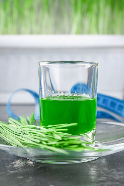 Wheatgrass tiro. Jugo de pasto de trigo. Tendencia de la salud.