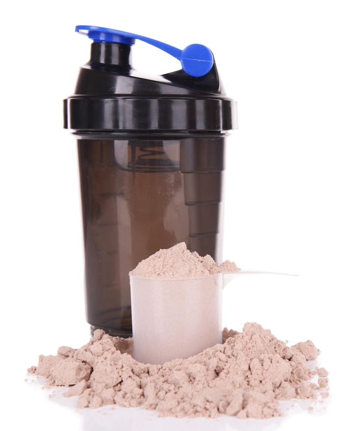 Foto whey-proteinpulver in schüssel und plastik-shaker, isoliert auf weiß