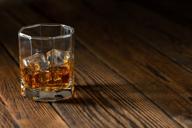 Whiskey im Glas mit Eis