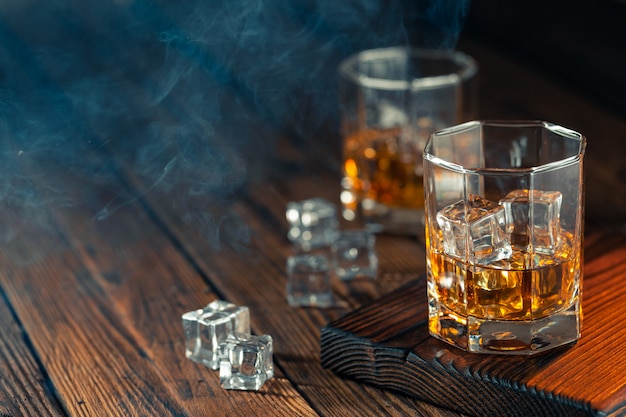 Whiskey im Glas mit Eis