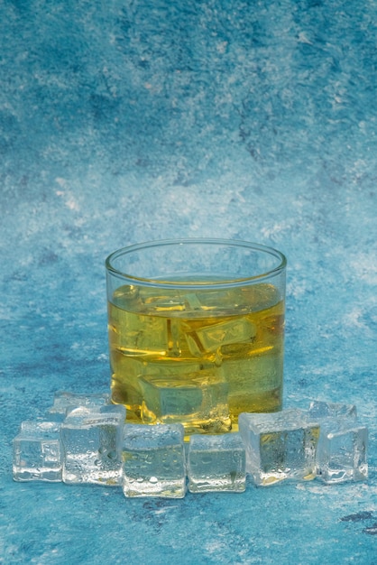 Whiskey in den Felsen, Glas Whiskey mit Eiswürfeln