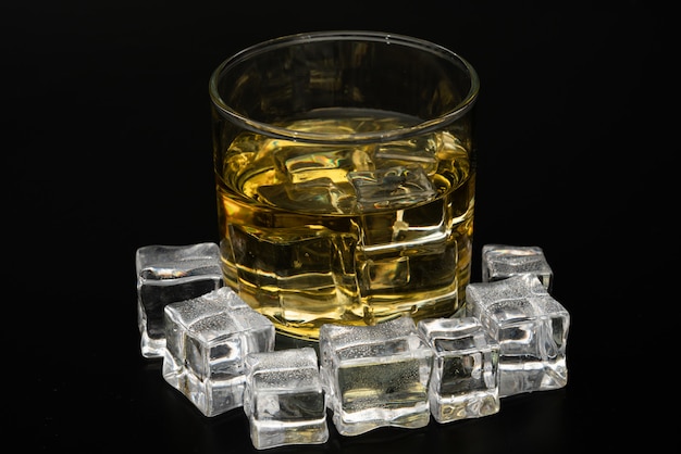 Whiskey in den Felsen, Glas Whiskey mit Eiswürfeln