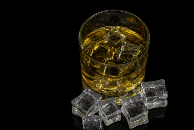 Whiskey in den Felsen, Glas Whiskey mit Eiswürfeln