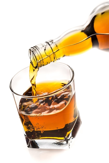 Whiskey in ein Glas gegossen