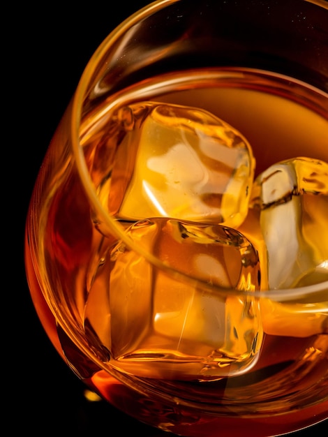 Whiskey on the Rocks-Glas gefüllt mit Eiswürfeln, Nahaufnahme