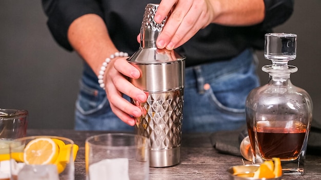 Whiskey-Sauer-Cocktail garniert mit Orange und Kirsche.