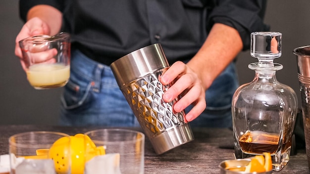 Whiskey-Sauer-Cocktail garniert mit Orange und Kirsche.