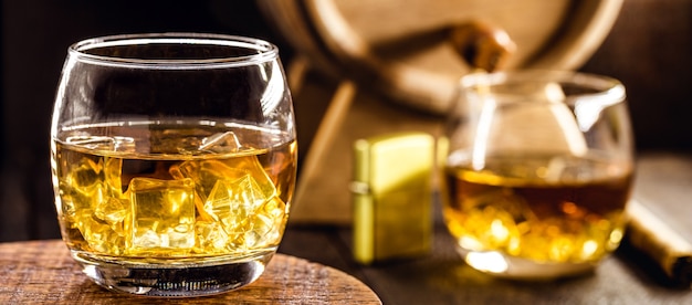 Whisky, alcohol destilado de grano de vidrio, que a menudo incluye malta, que se envejece en barriles.