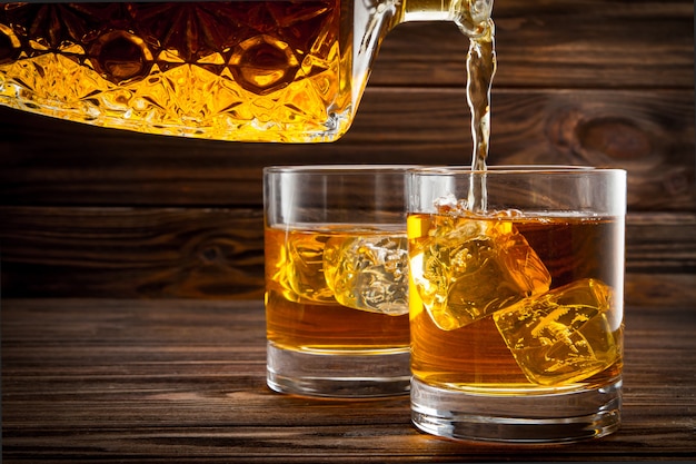 Whisky aus der Flasche in die Gläser gießen