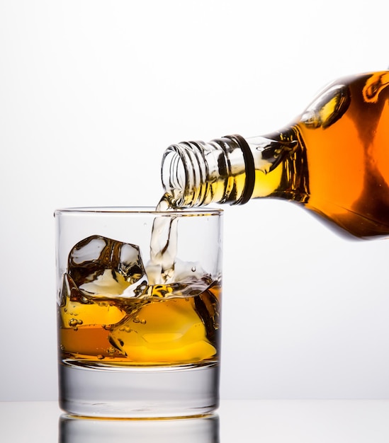 Whisky aus einer Flasche gießen