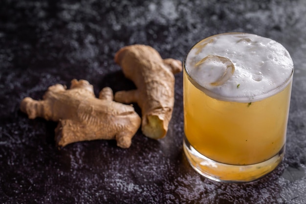 Whisky-Cocktail mit Ingwer und Zitrone Erfrischender Ingwer-Drink