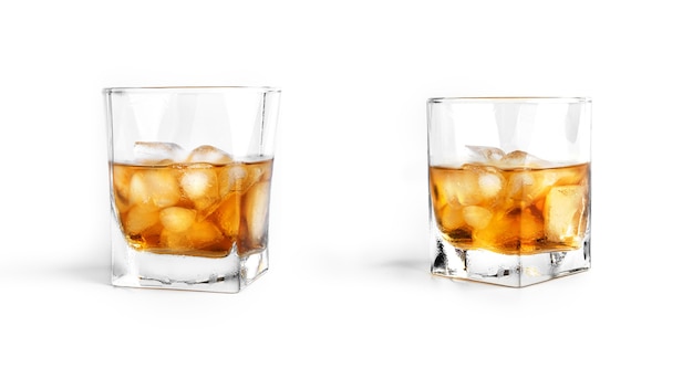 Foto whisky com gelo no fundo branco