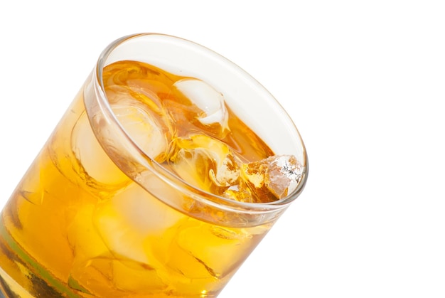 Whisky con cubitos de hielo aislado sobre fondo blanco.