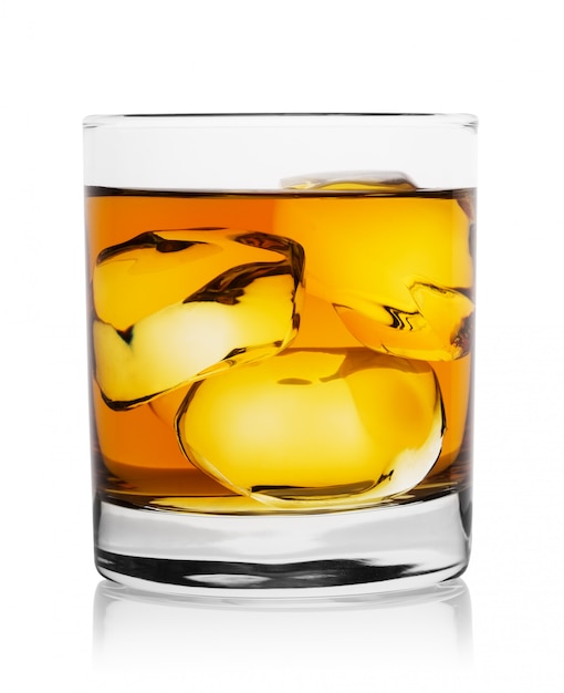 Whisky dorado translúcido con cubitos de hielo en vaso