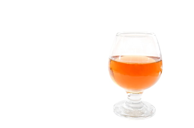 whisky em copo branco com espaço de cópia