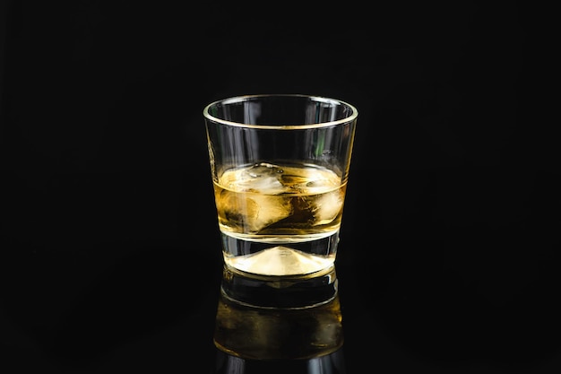 Whisky escocés en un vaso de fondo negro