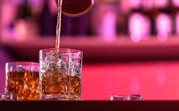 Whisky Getränke mit Eis in einer Loungebar