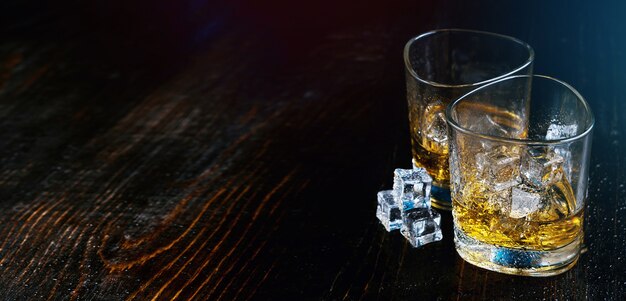 Whisky con hielo en vasos modernos