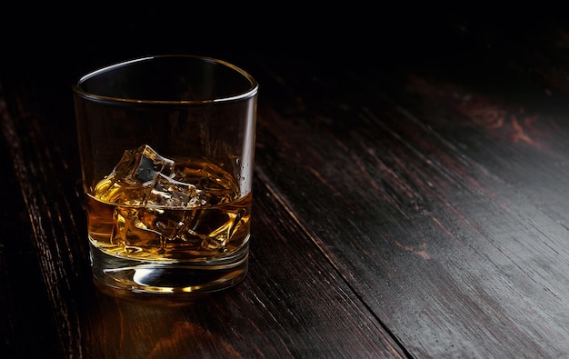 Whisky con hielo en vasos modernos