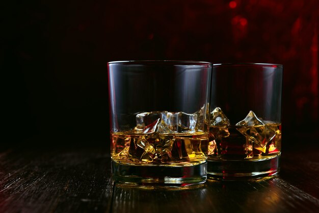 Whisky con hielo en vasos modernos