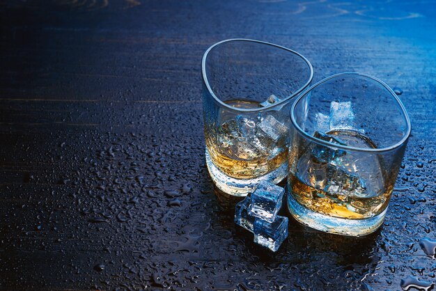 Whisky con hielo en vasos modernos