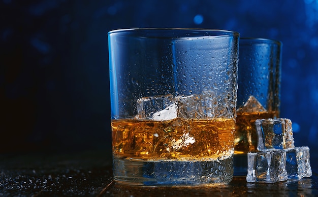 Whisky con hielo en vasos modernos