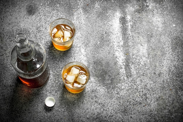 Whisky con hielo.