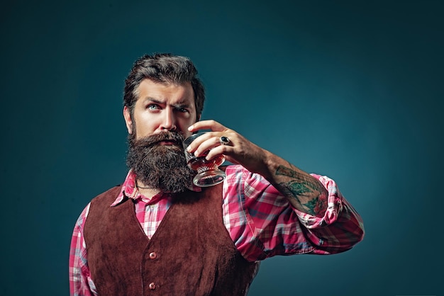 Foto whisky hombre de moda con camisa blanca y tirantes concepto de bebida de lujo