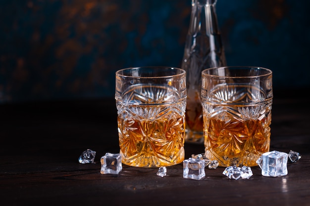 Whisky im Glas mit Eis