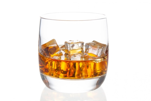 Whisky mit Eis im Glas lokalisiert auf einem weißen Hintergrund