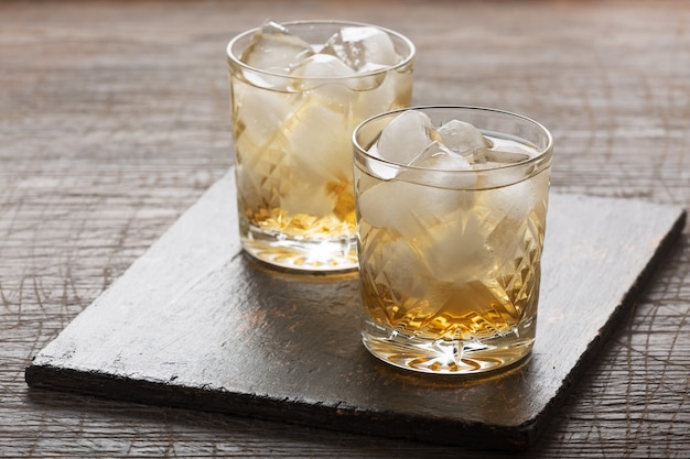 Whisky mit Eis in einem altmodischen Glas