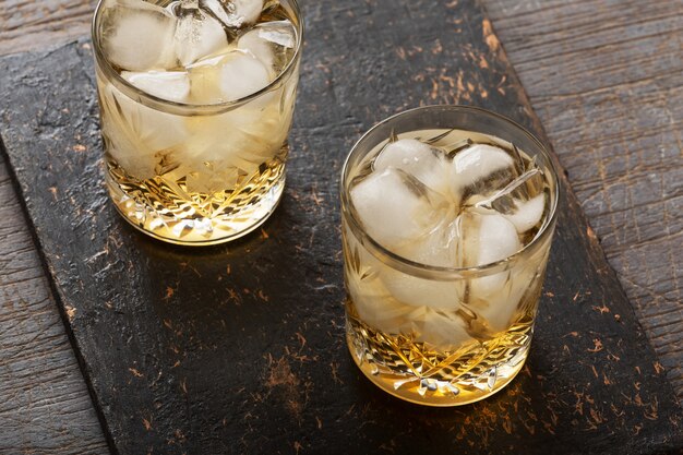 Whisky mit Eis in einem altmodischen Glas