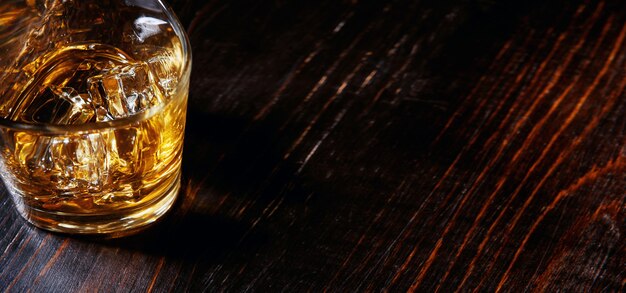 Whisky mit Eis in modernen Gläsern