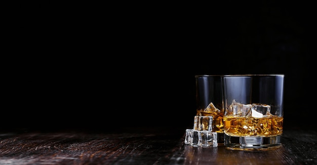 Whisky mit Eis in modernen Gläsern