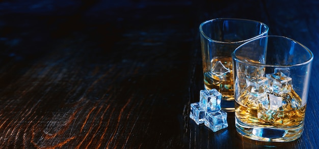 Whisky mit Eis in modernen Gläsern